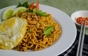 Dampak sering makan mie instan