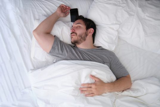 bahaya tidur dekat handphone